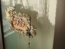 フィフ アイラッシュ(FiF_eyelash)の雰囲気(〈案内〉FiF“の看板が目印|階段を上がった4階右手のお部屋です)