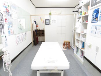 整体院 シェルパ/ベッド1台のシンプルなサロン