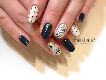 ネイルズ ララ(nails Lala)/お花とドット柄ネイル
