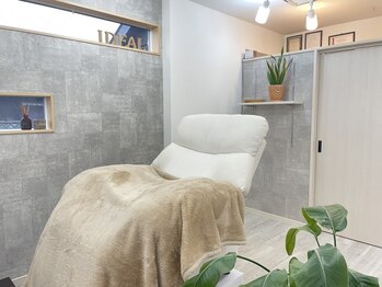 アイディール(IDEAL)の写真/シンプルキレイな空間でリラックスしながら施術を受けていただけます◎まつ毛や眉毛のお悩みは当店で解決！