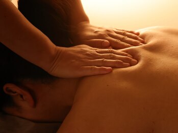 マヌカ(MANUKA)の写真/《茨木市駅から徒歩７分》ぐぐ～っと心地よい圧で、疲れが溜まっている首肩のコリをもみほぐします♪
