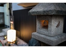 ハッコラ 神楽坂本店(haccola)/灯篭が目印