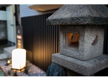 ハッコラ 神楽坂本店(haccola)/灯篭が目印
