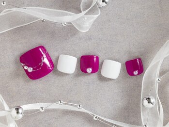 パープルの爪屋/鮮やかカラーをフットに！