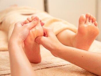アオイ(aoi)の写真/【リンパマッサージ×足つぼ】足つぼを刺激し足裏をほぐした後,リンパマッサージで気になるむくみも解消◎