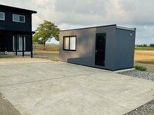 完全個室のプレハブサロン※お手洗いは左手側の離れになります
