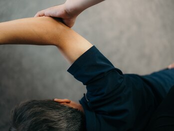 手と手の写真/ガチガチに凝り固まった頑固な首肩こり…他店に行っても、何度マッサージをしても改善しないという方必見!