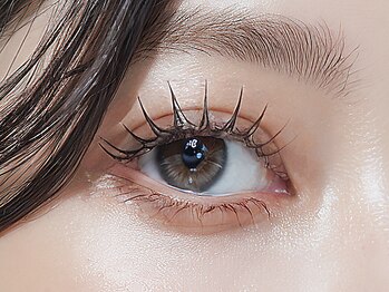 グラティフィ プラスイー(gratify+e)の写真/【ワンホンまつエク】写真左160¥5170/右120本¥4620！脅威のモチの良さと美シルエット♪心斎橋駅すぐ！