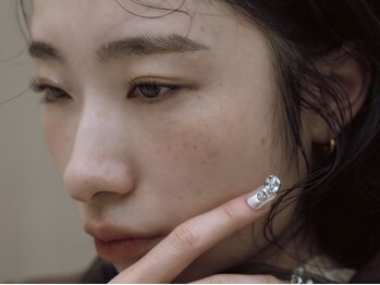 ユニ(uni)の写真/【眉毛パーマ×WAX】独自の眉毛パーマ技術を採用。柔らかい毛流れで、自然体の美しさを引き出します