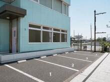 シェルファ(SHELLFA)の雰囲気(水色の建物×紫色のドアが目印♪道側4台分の1~4こちらが駐車場)