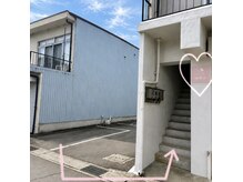 メロー(mellow)の雰囲気（駐車場は1番のスペースをご利用ください♪階段上がサロンです。）