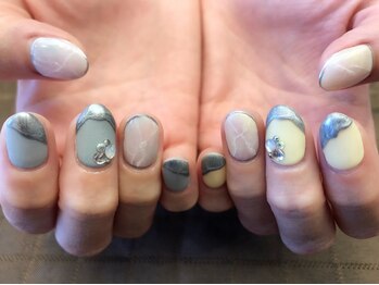 プラハネイル(+HER 美甲)/大理石×メタリック