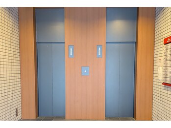 ホワイトニングショップ 北四番丁店/こちらのエレベーターで6階へ