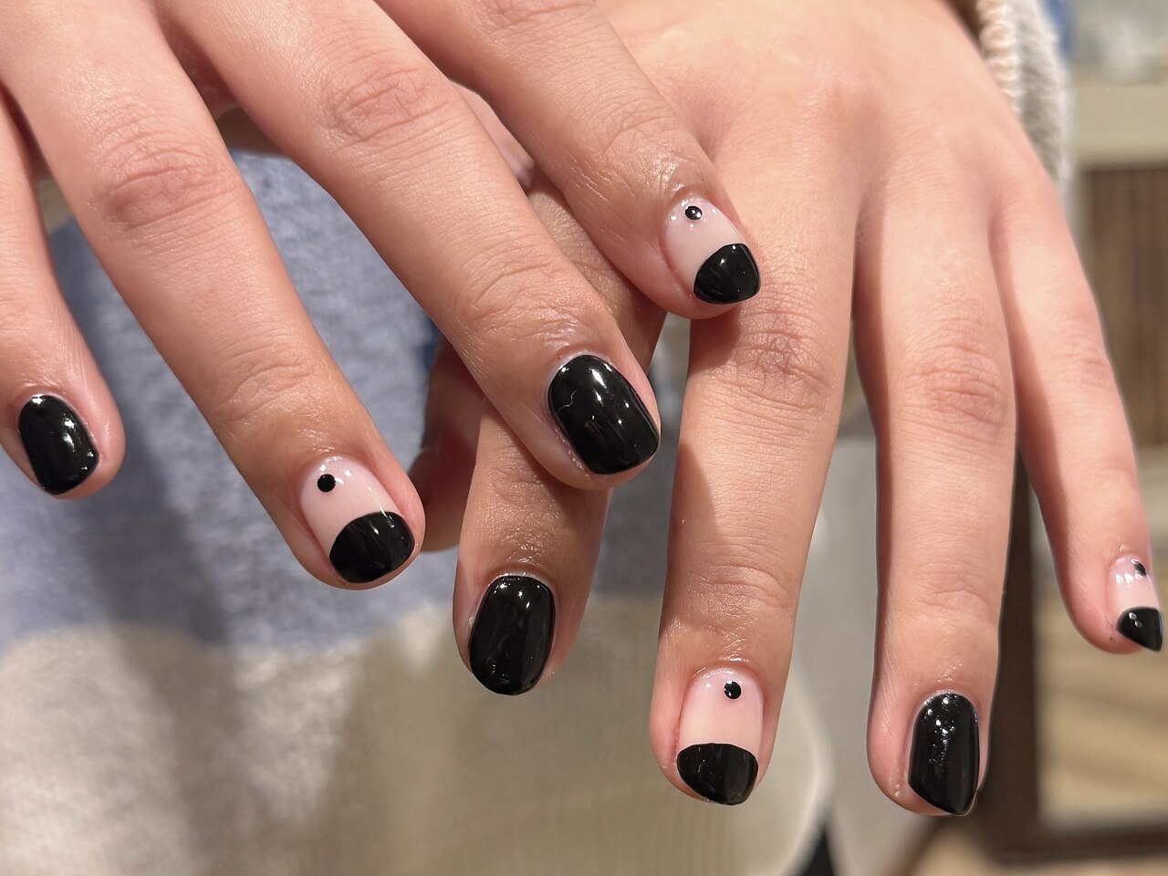 2026年夏トレンド】ブラック シンプル ハンドのネイルデザイン集｜人気
