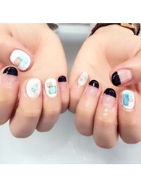 涼しげなネイビーネイル