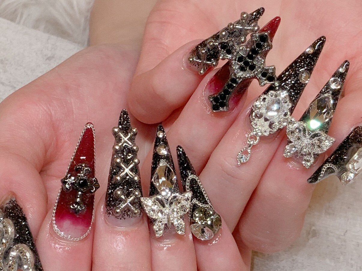 2026年冬トレンド】ブラック ラメグラデーションのネイルデザイン集