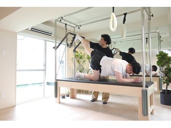 オーサムピラティス(AWESOME PILATES)の写真/【男性・シニア層も歓迎】年齢・性別を問わず通えるピラティス◎一人ひとりに合わせた的確な指導を徹底◎