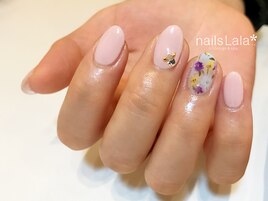 小花柄ネイル。