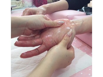 シャンネイルケアサロン(Shan Nail caresalon)の写真/若々しい極上美肌へ。地爪本来の良さを引き出し、手全体の美しさを保ちます。≪エイジングケアコース≫