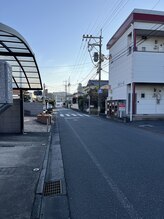 アール(R)/駐車場からみて左の遊歩道へ