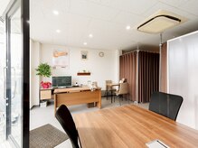 落ち着いた雰囲気のカウンセリングスペース