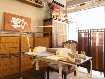 エティス フル ネイルズ(Etis ful Nails)の写真/アンティーク調の温かみある店内で周りを気にせずリラックスしながらご褒美時間を♪ 駐輪場あり