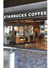 アンジェリーナ/サロンのビル1Fはスタバです