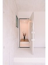 ブルームーン コルギアンドエステティック(Blue moon)/玄関ドア