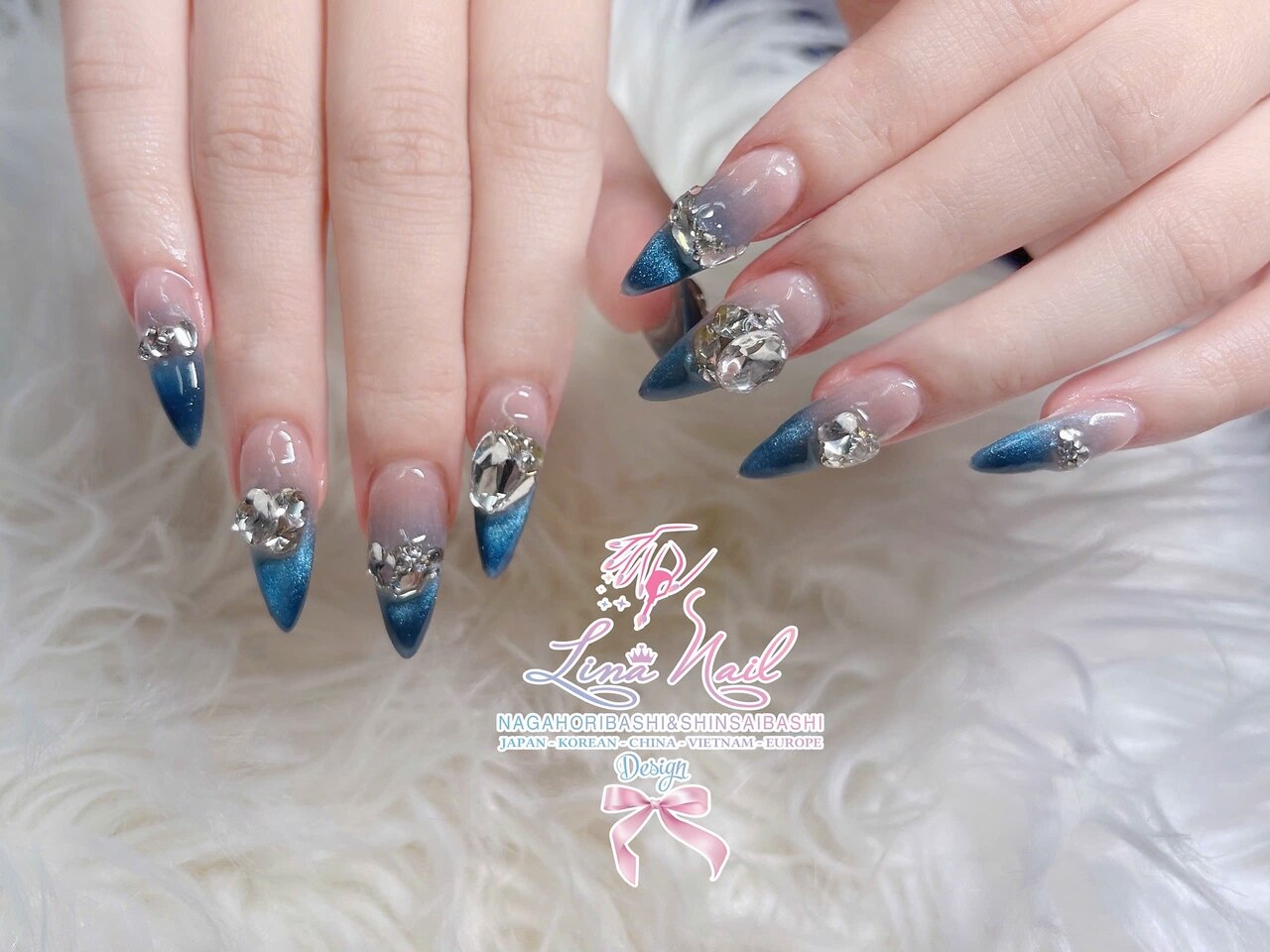 2025年-2026年冬トレンド】ブルー ラメグラデーションのネイルデザイン