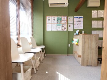 みなもと整骨院/陽当たり良く気持ちよい待合室