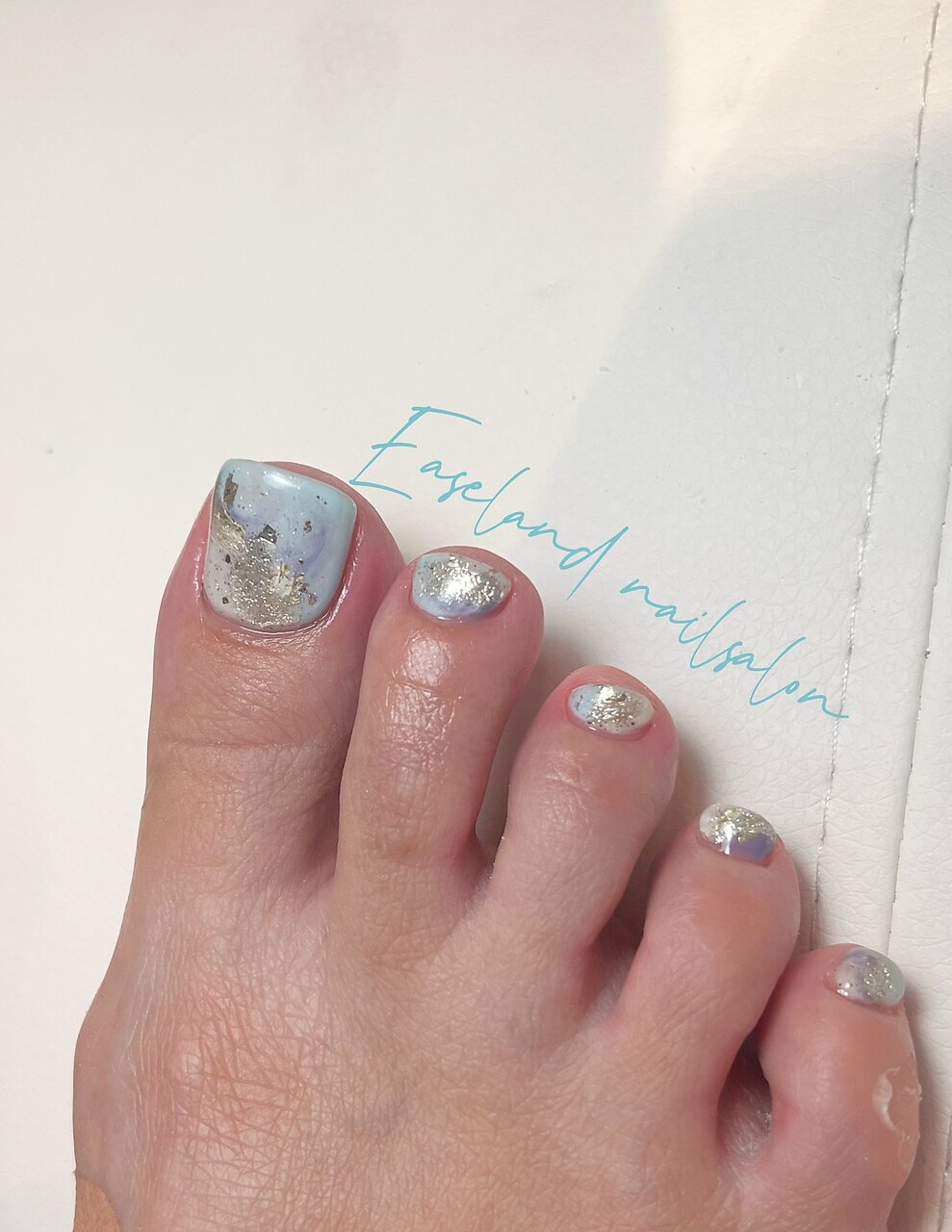 2025年秋トレンド】ブルー シンプル フットのネイルデザイン集｜人気順