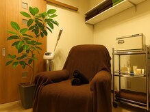 ピーチブロッサム 大村駅前店(Peach Blossoms)の雰囲気(快適なソファ個室で、目元ケアからフェイシャルまでリラックス♪)