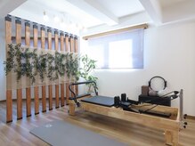 ピラティススペース：自然素材に囲まれたゆとりあるスペースです