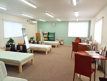 カラダゆがみ工房 カイロプラクティックケアセンター/広い店内