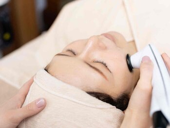 エーケーディー(A.K.D.)の写真/【美容医療提携×看護師が施術】最高峰高周波マシンを使用し、顔からデコルテまでアプローチ!