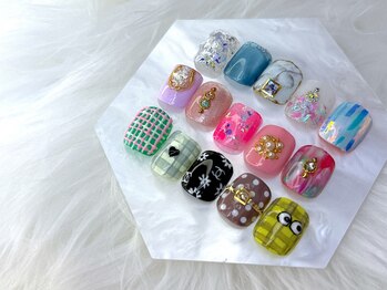 ネイルサロン ティーエイチセブン(Nail Salon TH SEVEN)の写真/【オフ込み/親指アート+ワンカラー¥7700】可愛いデザイン多数あり◎トレンド感を演出し足元からこなれ感☆