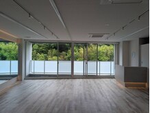ピラティススタジオR＋ &nbsp;東山公園前【6月15日NEW OPEN(予定）】の雰囲気（南側の窓には四季を感じる東山公園の景色が広がっています。）