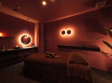 「太陽・月・星・空」の4テーマ完全個室。都会の喧騒を忘れさせる異空間で施術。