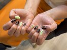 夏は派手カラーでおしゃれママに