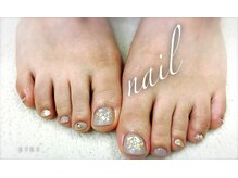 シキ(SIKI)/グレージュカラーキラキラネイル