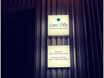 ラニオラ 横浜本店(Lani Ola)/夜はライトアップした外観がGOOD