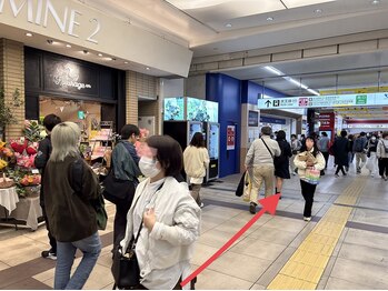 リセット 新宿ミロード店(RE/SET)/左手のお花屋さんを通り過ぎます