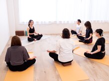 広々としたスタジオで少人数制のヨガレッスン♪