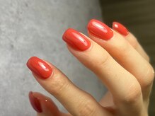 結(Yui)/レッドオレンジで艶めく手元