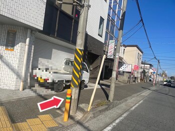 ヌアラ(Nuala)/渡ってすぐ右折します