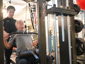 アーク コンディショニングラボラトリー ジユウガオカ(ARK Conditioning Laboratory)/マシンを使った背中トレーニング