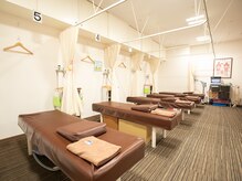 共立総合整骨院 八王子院の雰囲気（仕切りを設けている為、半個室で施術を受けられます☆）
