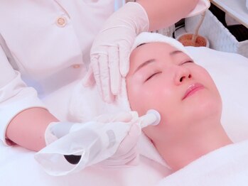 サラシック(salachic)の写真/マイクロニードル×高濃度美容液で叶える毛穴・たるみ改善ケア☆新時代の美容を体験できて女性度UP♪