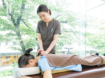 フィット鍼灸整骨院 聖蹟桜ヶ丘の写真/【土日も施術可能◎】スタッフ全員が国家資格保持者！女性鍼灸師在籍♪疲れに合わせた鍼灸、美容鍼が人気◎