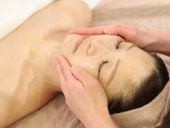 グリーンピールサロン アリンアリンの写真/【グリーンピール＋毛穴＆デコルテ＆首のリンパケアセット¥17600】皮脂バランスを整え毛穴のお悩みを改善！